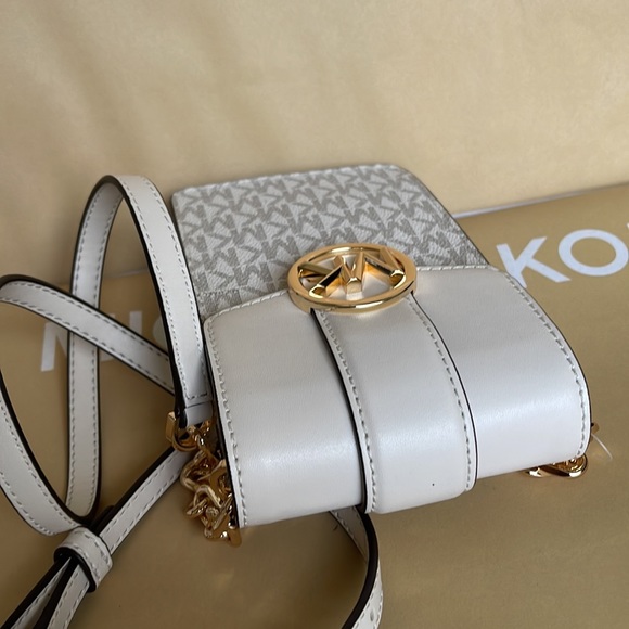 Michael Kors Carmen Small Logo Smartphone Crossbody Bag
Light Cream Multi - Picture 6 of 16